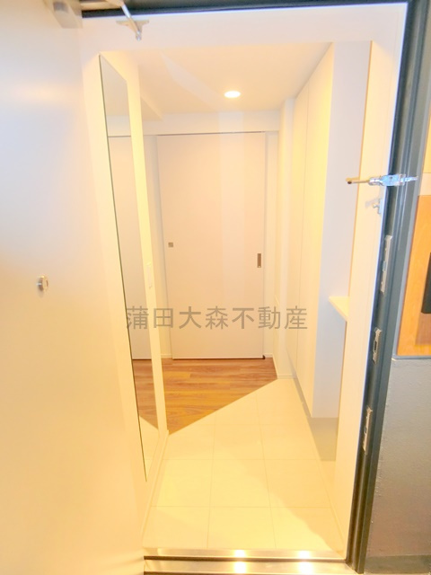 コンフォリア・リヴ大森西の玄関|姿見鏡付きがうれしい玄関