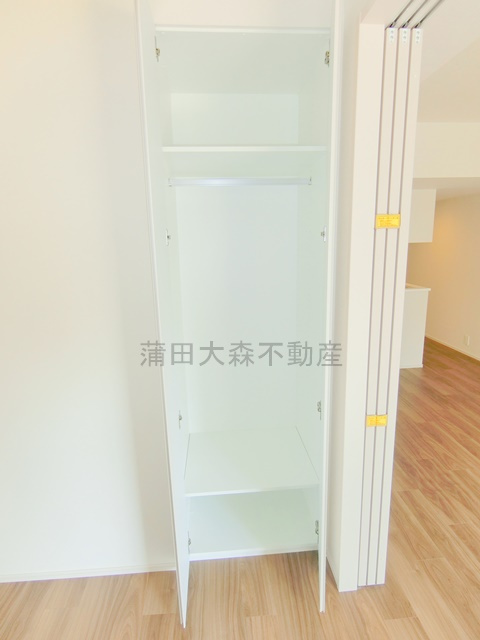 コンフォリア・リヴ大森西の収納|洋室3.5帖の収納クローゼット