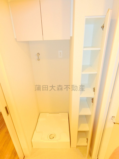 コンフォリア・リヴ大森西の設備|吊戸棚収納とリネン庫がうれしい洗面脱衣所洗濯機置き場