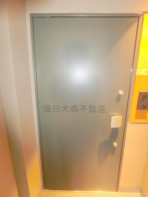 コンフォリア・リヴ大森西の玄関