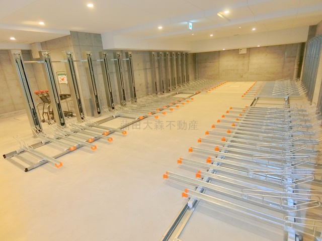 コンフォリア・リヴ大森西のその他共用部分|屋根付きラック式の無料駐輪場