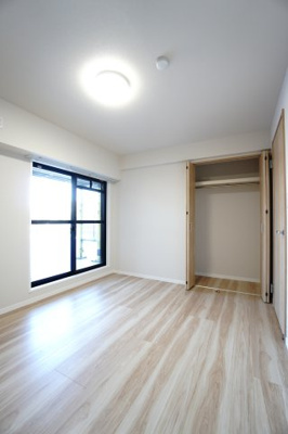 【洋室】 |  【上質リノベ】ダイアパレスパークサイド府中 | 【洋室約6.1帖】
心と体をゆったりと安らげる主寝室。
寝室のゆとりが大きい分だけ、
暮らしの安らぎは深まります。
一日の疲れを癒すだけでなく、
ご夫婦の親密な語らいを紡ぎ出します。