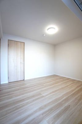 【洋室】 |  【上質リノベ】ダイアパレスパークサイド府中 | 【洋室約6.1帖】
どんな家具や敷物でも部屋に馴染みやすく、
コーディネートがし易そうですね。
配置も柔軟に対応できるので身の回りの整理もし易い！
自分好みの空間に出来そうですね！