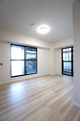 【居間・リビング】 |  【上質リノベ】ダイアパレスパークサイド府中 | 【洋室約5.7帖】
居室にはクローゼットを完備。
自由度の高い家具の配置が叶うシンプルな空間です。
お子様の成長と人数と共に必要になる
子供部屋にもぴったりの間取りですね。