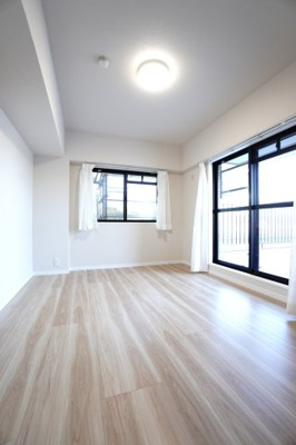 【洋室】 |  【上質リノベ】ダイアパレスパークサイド府中 | 【洋室約5.6帖】
在宅勤務・リモートワークの書斎や、
趣味やくつろぎのスペースとしても。
家族と一緒に楽しい時間を過ごす中にも、
一人でくつろげる時間と場所は特に良いですね。