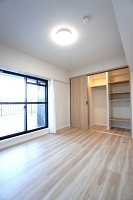 【洋室】 |  【上質リノベ】ダイアパレスパークサイド府中 | 【洋室約5.6帖】
将来、ライフスタイルや家族構成が変わった時等、
第2子供部屋としても活用できそうですね！
勿論、壁掛けエアコンも取付が出来ますので、
快適な居室環境で過ごせそうです！