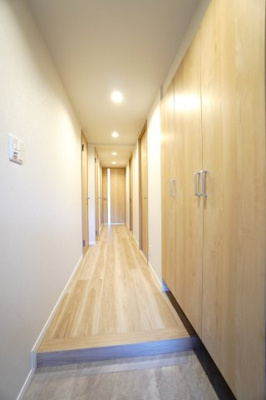 【玄関】 |  【上質リノベ】ダイアパレスパークサイド府中 | 【玄関ホール】
人を迎え入れる最初の場所だからこそ、
清潔感があり纏まった空間にして頂ける様に
大型フローティングシューズBOXを設置。
照明はオートライト。消し忘れや
出入りが暗くならなく済みます！