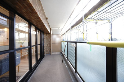 【バルコニー】 |  【上質リノベ】ダイアパレスパークサイド府中 | 【バルコニー】
リビング全面が接するワイドバルコニー。
前面の建物が邪魔することなくよく陽が当たり、お洗濯物もすぐ乾きそう！
この位の広さがあると、エアコン室外機を置いても十分なスペースを保てます。