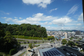 【展望】 | 【四季を感じる】
四季の移ろい・爽やかな青空や風を感じられ
自然を愉しめるパノラマビュー。
毎日の暮らしに余裕を感じさせてくれる、
遮る物の無い開放的な眺望を是非、ご堪能ください。