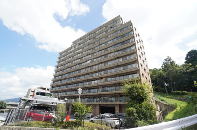 【外観】 |  【上質リノベ】ダイアパレスパークサイド府中 | 【耐震性】
耐震性の高さを判断するポイントは、
建築確認申請日が1981年6月1日以降の
新耐震基準に適合しているかどうか。
震度６程度の大地震でも
建物が崩壊しないレベルが基準になりました。