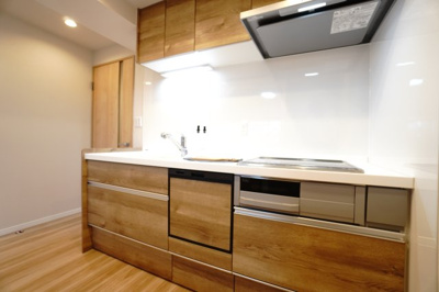 【キッチン】 |  【上質リノベ】ダイアパレスパークサイド府中 | ☆キッチンの特徴☆
・クリナップ社製
・アクリストンワークトップ
・浄水器一体型ハンドシャワー水栓
・一度に5人分食器洗い乾燥機
・フラットスリムレンジフード
・IHクッキングヒーター