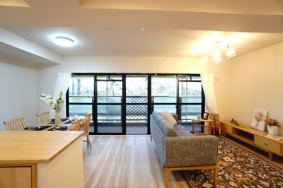 【居間・リビング】 |  【上質リノベ】ダイアパレスパークサイド府中 | 【約15.4帖LDK】
デザインリフォームされた室内は
良い雰囲気になっております。
リノベーションで付加価値をプラスし、
ただの『住まい』ではなく『癒しのある空間』
に仕上がっております♪