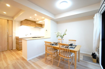 【居間・リビング】 |  【上質リノベ】ダイアパレスパークサイド府中 | 【約15.4帖】
 ナチュラルな素材感とモダンなシルエットが組合さり
 温かみと洗練された印象となっています。
 バルコニーからの陽ざしがリビング全面に広がり
 一日中明るい日差しが差し込みます