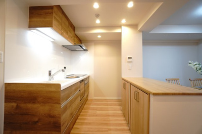 【キッチン】 |  【上質リノベ】ダイアパレスパークサイド府中 | ☆キッチンの特徴☆
・クリナップ社製
・アクリストンワークトップ
・IHクッキングヒーター
・浄水器一体型ハンドシャワー水栓
・一度に5人分食器洗い乾燥機
・スリムレンジフード
・キッチンカウンター