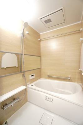 【浴室】 |  【上質リノベ】ダイアパレスパークサイド府中 | 【バスルーム】
TOTO社製RWシリーズは
「ゆるリラ浴槽」「カラリ床」で独自の技術によりバスタイムを
よりよく演出してくれます！
更に、浴室暖房乾燥機が標準設備！
お手入れが楽なシステムバスです。