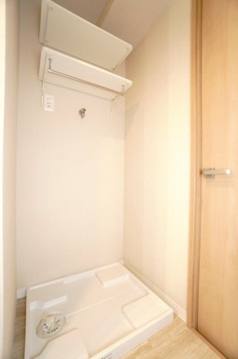 【独立洗面台】 |  【上質リノベ】ダイアパレスパークサイド府中 | 【パウダールーム】
嬉しい、タオル掛け付きの2段可動式のリネンラック。
しかも装着が楽なワンタッチ式の給水栓！
洗濯機置場はドラム式の洗濯機も入るサイズですが、
お手持ちのサイズが入るか要確認です！