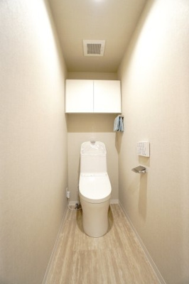 【トイレ】 |  【上質リノベ】ダイアパレスパークサイド府中 | 【レストルーム】
TOTO社製！きれいをまもるせいけつトイレ！
お掃除はサッとひとふきで完了！
少ない水で、汚れをしっかり洗い流します。
手洗い機能付きなので、もしもの時も慌てない！
キャビネット付！