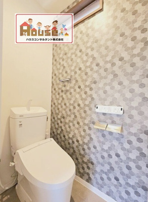 【トイレ】 | 西宮市甲子園二番町　中古戸建 | トイレには快適な温水洗浄便座付き