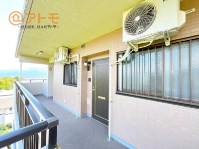 【玄関】 | グリーンタウンぐみ沢 | 落ち着いた色合いの玄関はダブルロックで防犯性に優れた仕様になっています♪