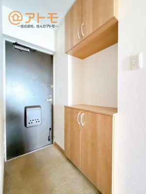 【玄関】 | グリーンタウンぐみ沢 | 玄関は収納付きで使い勝手良好♪見た目もすっきり♪