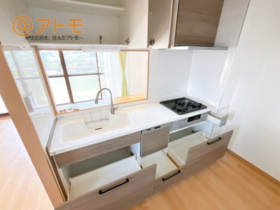 【キッチン】 | グリーンタウンぐみ沢 | 対面タイプならキッチン内にいながらご家族やお客様との会話が楽しめます♪