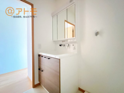 【独立洗面台】 | グリーンタウンぐみ沢 | 洗面所って朝に混み合いませんか？広々とした脱衣所、３面鏡の独立洗面台で朝の時間を少しお手伝い♪