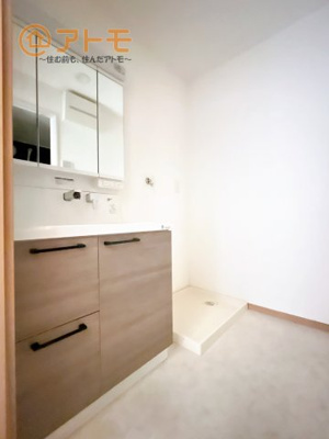 【独立洗面台】 | グリーンタウンぐみ沢 | 収納豊富な３面鏡の洗面化粧台は使い勝手良好♪