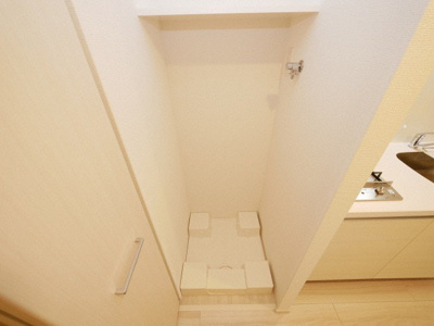 【設備】 | アドバンス大阪バレンシア | 洗濯機置き場です