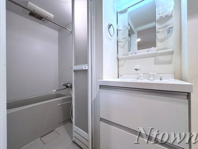 【洗面所】 | フォルクローレ名駅西 | 明るい洗面所です