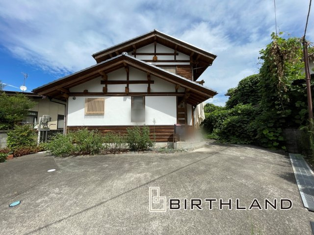 中古戸建　福島市本内の外観|閑静な住宅街に佇む瓦葺木造住宅です！木のぬくもりが感じられるお風呂や梁などが魅力の一軒家です！