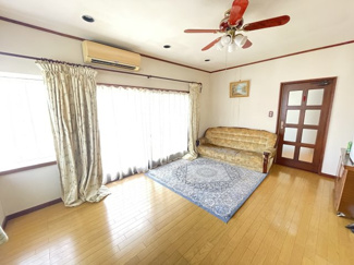 【居間・リビング】 | 新田大根中古戸建 | 明るいリビングです。