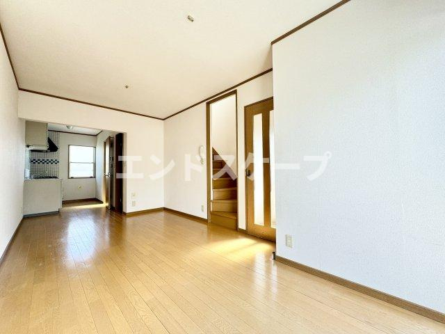 ウエストゲートホームⅢの居間・リビング|高崎、前橋、伊勢崎エリアのお部屋探しはエンドスケープまで！お客様の理想お聞かせ下さい♪