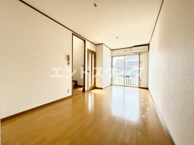 ウエストゲートホームⅢの居間・リビング|高崎、前橋、伊勢崎エリアのお部屋探しはエンドスケープまで！お客様の理想お聞かせ下さい♪