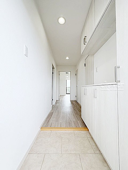 【玄関】 | エクセルシオール世田谷桜丘 | 玄関ドアを背に、廊下と室内を望みます。ナチュラル系の色合いを重視した内装のイメージをご確認ください。お部屋の第一印象やイメージを決定づける空間です。～即日のご見学可能～　お問合せはお気軽にどうぞ。