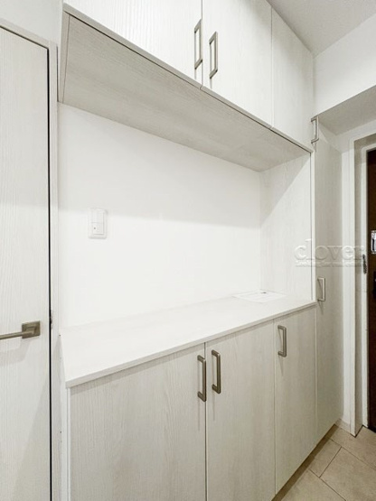 【収納】 | エクセルシオール世田谷桜丘 | 真ん中に小物置きのスペースを設けた、セパレートタイプのシューズボックス。たくさんの靴の他、玄関先に置きたい小物などのディスプレイにも適しています。～即日のご見学可能～　お問合せはお気軽にどうぞ。