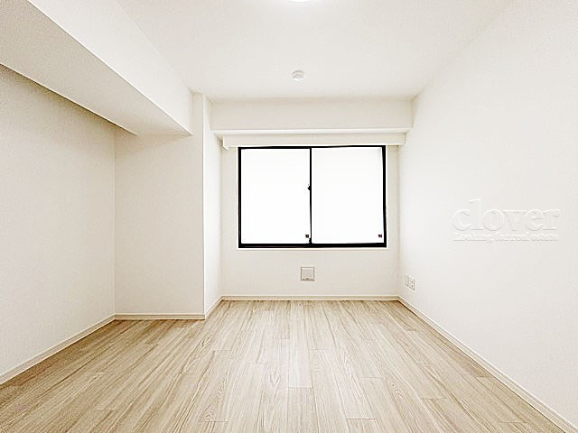 【寝室】 | エクセルシオール世田谷桜丘 | 洋室1　窓から明るい光が差し込む洋室。ベッドを置いて個人居室にする場合は、多くの時間を過ごすことになる空間です。使い勝手や落ち着きを想像してください。～即日のご見学可能～　お問合せはお気軽にどうぞ。