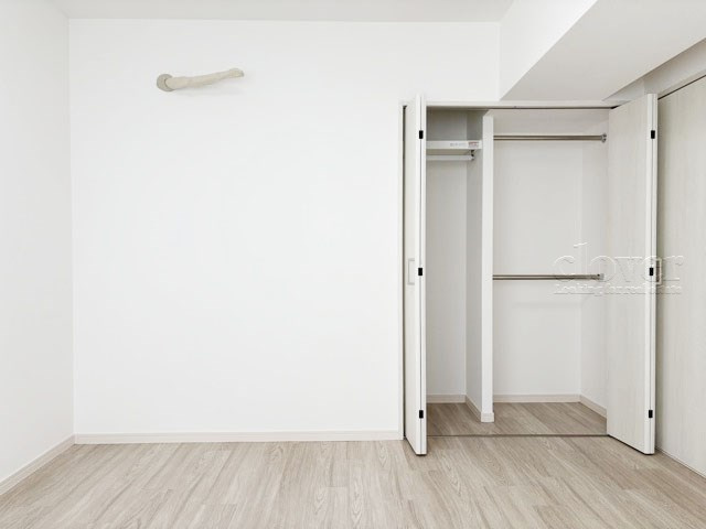 【収納】 | エクセルシオール世田谷桜丘 | 洋室1　クローゼットの画像です。大きく左右に開いた扉の開放のしやすさと、奥行きを含めた収納部分のサイズ感をぜひ現地にてご確認ください。～即日のご見学可能～　お問合せはお気軽にどうぞ。