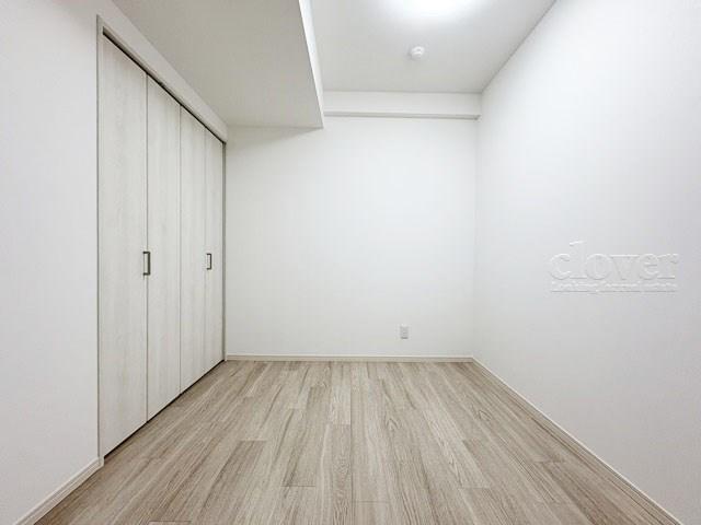 【子供部屋】 | エクセルシオール世田谷桜丘 | 洋室2　収納スペースを備えた洋室。現地をご覧になった際には、部屋の大きさのほか、収納部分のサイズなどもご確認ください。～即日のご見学可能～　お問合せはお気軽にどうぞ。