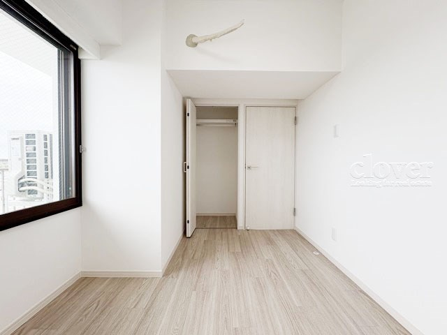 【洋室】 | エクセルシオール世田谷桜丘 | 洋室3　収納スペースを備えた洋室。現地をご覧になった際には、部屋の大きさのほか、収納部分のサイズなどもご確認ください。～即日のご見学可能～　お問合せはお気軽にどうぞ。