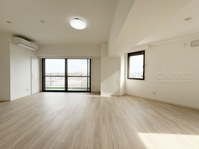 【居間・リビング】 | エクセルシオール世田谷桜丘 | 広く明るいLDKの特徴は、複数の窓から光を取り入れられる構造になっていること。多くの時間を過ごすこの空間が明るいことは、何よりの満足感に繋がります。～即日のご見学可能～　お問合せはお気軽にどうぞ。