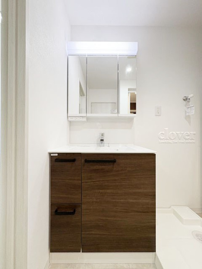 【独立洗面台】 | エクセルシオール世田谷桜丘 | 三面鏡タイプの独立洗面台。鏡の裏スペースは収納になっています。毎朝、鏡に映った背景自体が「新居」の喜びを増幅してくれそうです。～即日のご見学可能～　お問合せはお気軽にどうぞ。