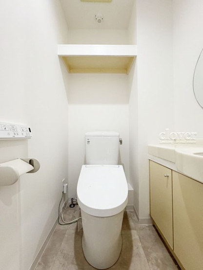 【トイレ】 | エクセルシオール世田谷桜丘 | 温水洗浄便座付き　トイレはもともと個人の領域である自宅の中でも、最もプライベートな空間です。だからこそ、ほしい「落ち着き」がここにあります。～即日のご見学可能～　お問合せはお気軽にどうぞ。