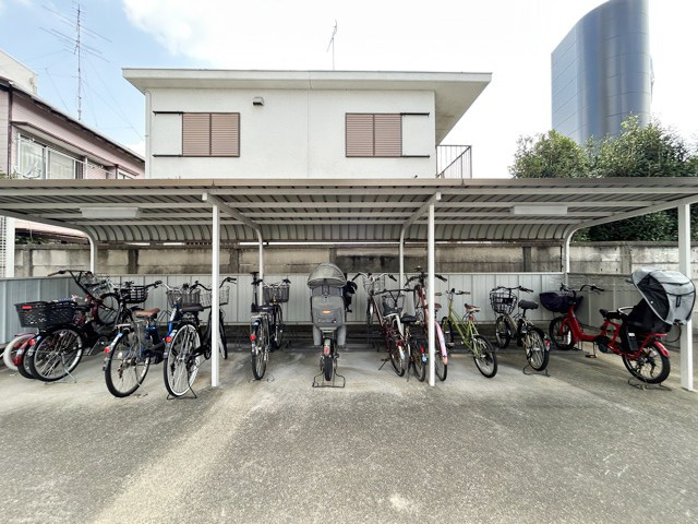 【駐輪場】 | エクセルシオール世田谷桜丘 | マンションの駐車場スペース。空きの有無や駐車料金、サイズ規定などについては、改めてお問い合わせください。～即日のご見学可能～　お問合せはお気軽にどうぞ。
