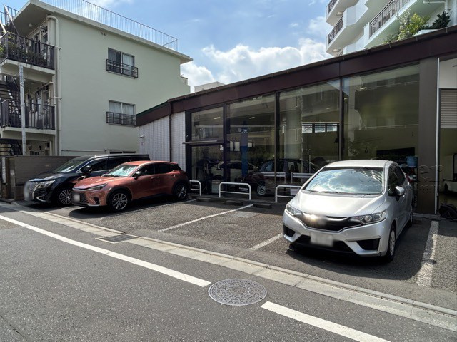【駐車場】 | エクセルシオール世田谷桜丘 | マンションの駐車場スペース。空きの有無や駐車料金、サイズ規定などについては、改めてお問い合わせください。～即日のご見学可能～　お問合せはお気軽にどうぞ。
