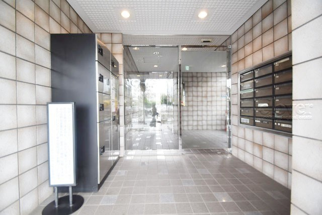 【ロビー】 | エクセルシオール世田谷桜丘 | 集合ポストなどを備えたエントランスホール。ここもマンションの顔となる部分であり、しっかりと清掃の行き届いたさまに安心感をおぼえます。～即日のご見学可能～　お問合せはお気軽にどうぞ。
