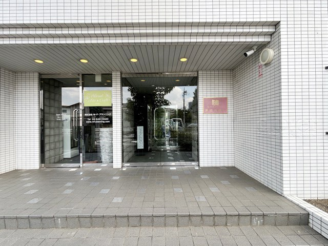 【エントランス】 | エクセルシオール世田谷桜丘 | オートロックを備えた、マンションのエントランス。やはりセキュリティの観点は欠かすことができません。皆様を“安全”に送り出し、出迎えてくれます。～即日のご見学可能～　お問合せはお気軽にどうぞ。