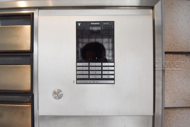 【防犯設備】 | エクセルシオール世田谷桜丘 | 部外者の出入りを規制するオートロックの操作盤。「マンションに欲しいセキュリティ」の筆頭格です。これがあるだけで、安心感はひときわ増します。～即日のご見学可能～　お問合せはお気軽にどうぞ。
