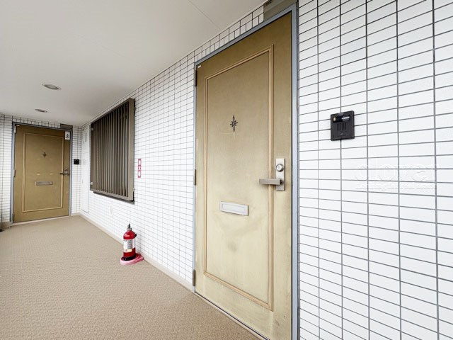 【その他共用部分】 | エクセルシオール世田谷桜丘 | 皆様をお迎えする、お部屋の玄関ドア。開けやすさや開放角度、ドアノブの操作しやすさや鍵の形状などを、現地で一度ご確認ください。～即日のご見学可能～　お問合せはお気軽にどうぞ。