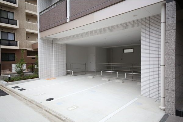 アレーヌコート新瑞橋の駐車場