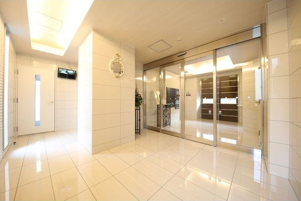 アレーヌコート新瑞橋のエントランス